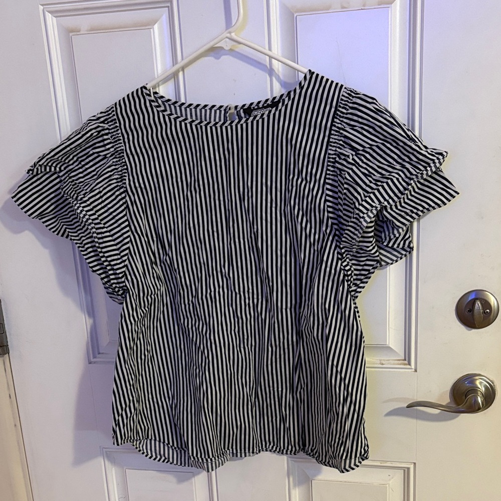 💕Project Runway Black & White Striped Women’s Short Sleeve Blouse💕